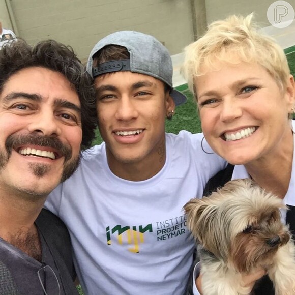 Xuxa e Junno Andrade visitaram a instituição de Neymar para uma matéria especial do seu programa