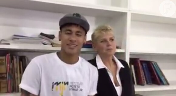 Durante a visita, Xuxa e Neymar pediram doações de livros para o local e dividiram opiniões. 'Vocês são ricos, podem muito bem comprar livros novos, escreveu uma pessoa. 'Não estão dizendo para comprar. Eles pediram livros usados que todo mundo tem em casa', defendeu outra