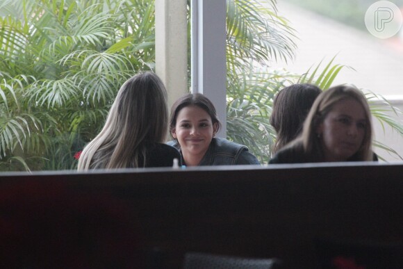 Bruna Marquezine almoça com amigas em shopping da Barra da Tijuca, Zona Oeste do Rio