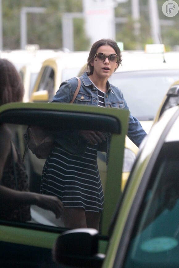 Discreta, atriz usava óculos antes de deixar o local, de táxi