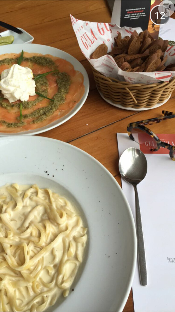 Atriz publicou foto do almoço no restaurante Gula Gula: massa e carpaccio