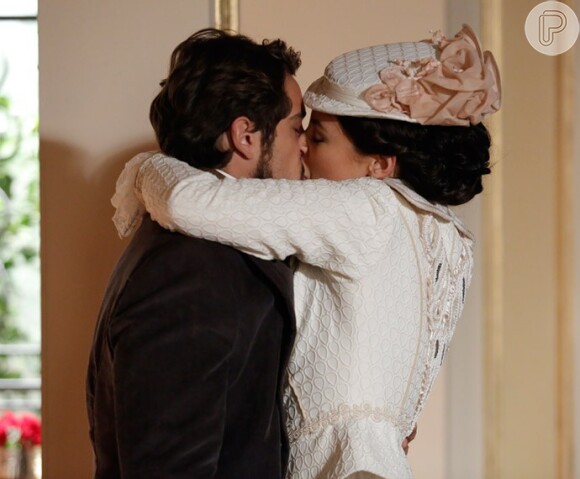 Melissa (Paolla Oliveira) se insinua para Felipe (Rafael Cardoso) e entra em seu quarto, na frente de Anita (Leticia Persiles), na novela 'Além do Tempo'