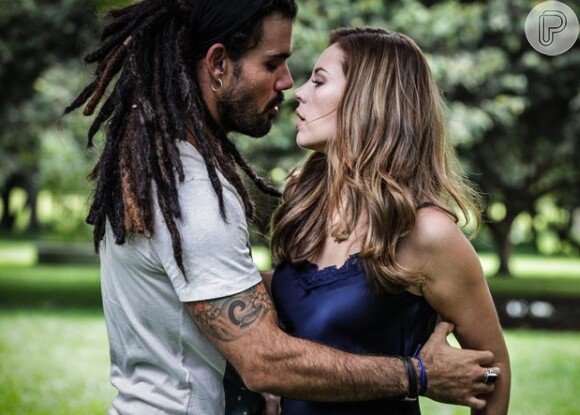 Ninho (Juliano Cazarré) e Paloma (Paolla Oliveira) são os pais biológicos de Paulinha (Klara Castanho) em 'Amor à Vida'