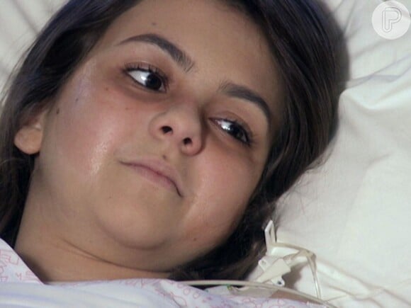 Em recuperação depois de um transplante, Paulinha (Klara Castanho) recebe uma visita de Ninho (Juliano Cazarré), que revela ser seu pai biológico, em 'Amor à Vida'