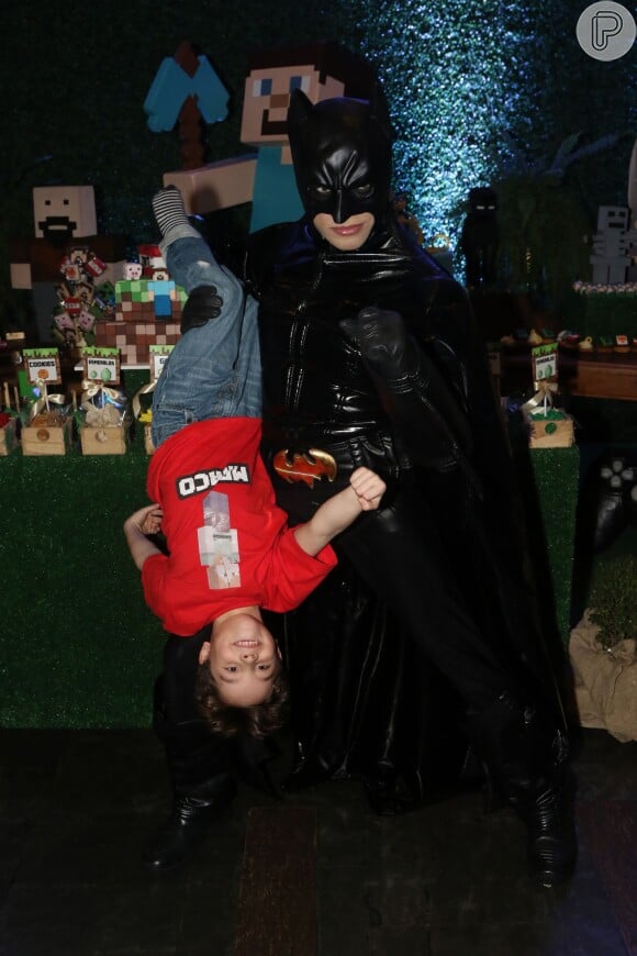 Filho de Suzy Rêgo, Marco se divertiu com ator fantasiado de Batman