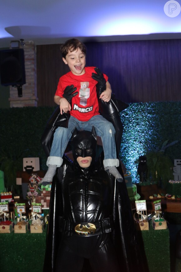 Filho de Suzy Rêgo, Marco se divertiu com ator vestido como o Batman