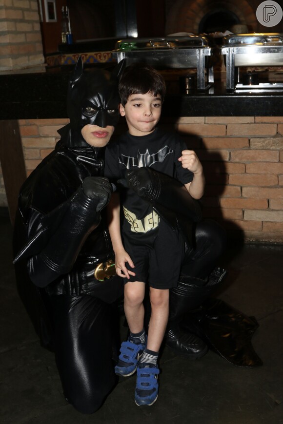 Filho de Suzy Rêgo, Massimo usou fantasia de Batman em sua festa de seis anos