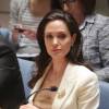 Ligada a causas humanitárias, em abril deste ano Angelina Jolie participou de uma reunião da ONU e discursou a favor dos refugiados da Síria