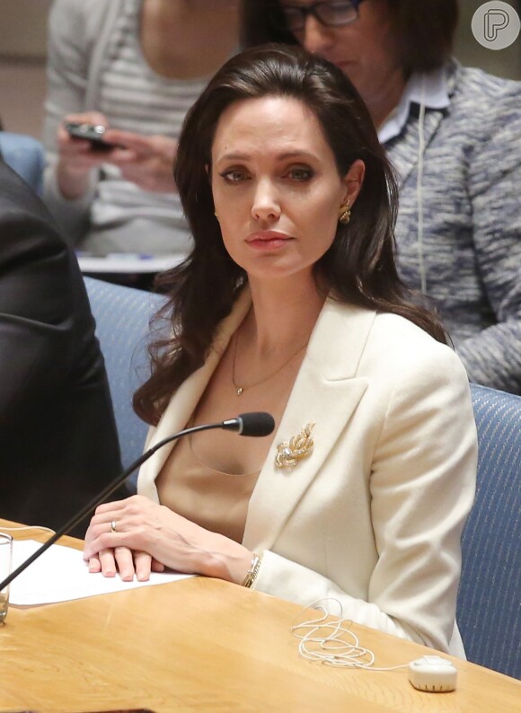 Ligada a causas humanitárias, em abril deste ano Angelina Jolie participou de uma reunião da ONU e discursou a favor dos refugiados da Síria