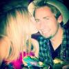 Com seis meses de namoro, Avril ficou noiva do vocalista da banda Nickelback Chad Kroeger no ano passado
