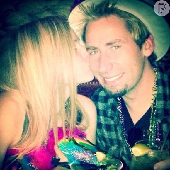 Com seis meses de namoro, Avril ficou noiva do vocalista da banda Nickelback Chad Kroeger no ano passado