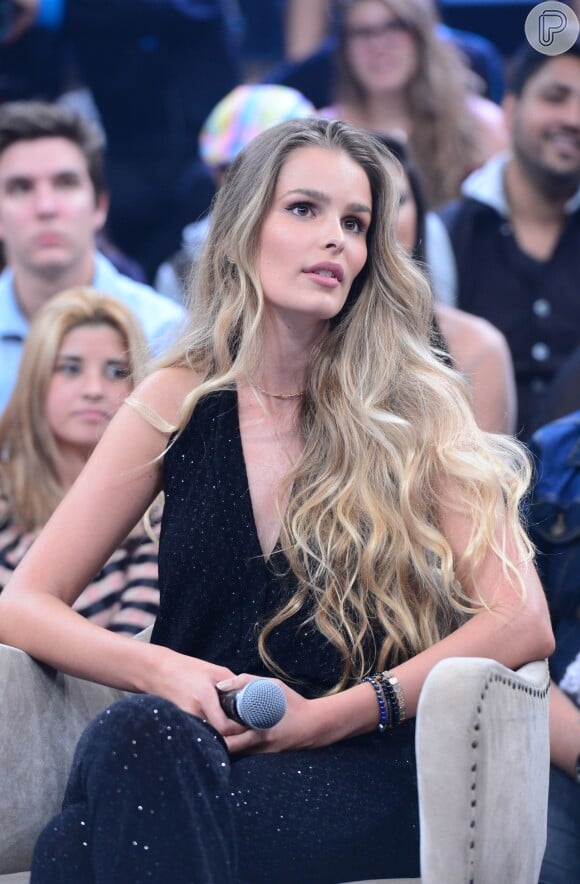 Dona de um cabelo perfeito, a modelo e atriz Yasmin Brunet disse que usa alecrim para cuidar de suas madeixas loiras