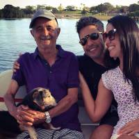 Zezé Di Camargo curte férias em Goiás ao lado do pai e de Graciele Lacerda