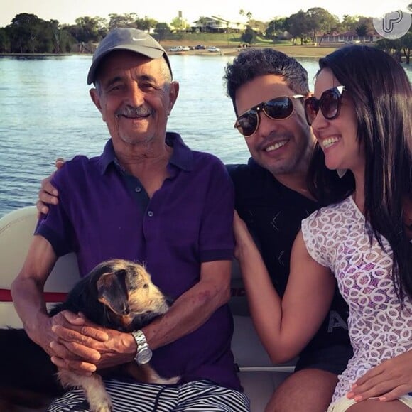 Zezé Di Camargo ao lado do pai, Francisco e da namorada, Graciele Lacerda, em foto publicada nesta sexta-feira, dia 24 de julho de 2015
