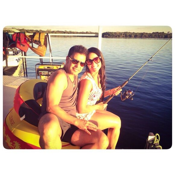 Casal curte momento a dois nas férias em Goiás: 'Primeira vez que eu vejo uma sereia pescando'