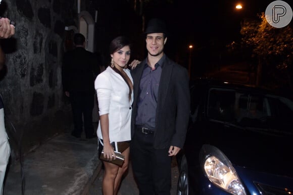 O colega de elenco Emiliano D'Ávila foi ao casamento da amiga Cacau Protásio acompanhado da namorada, a atriz Natália Rosa