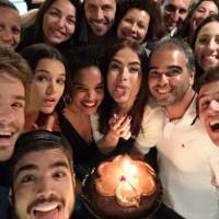 Maria Casadevall ganha festa de aniversário do elenco de 'I Love Paraisópolis'