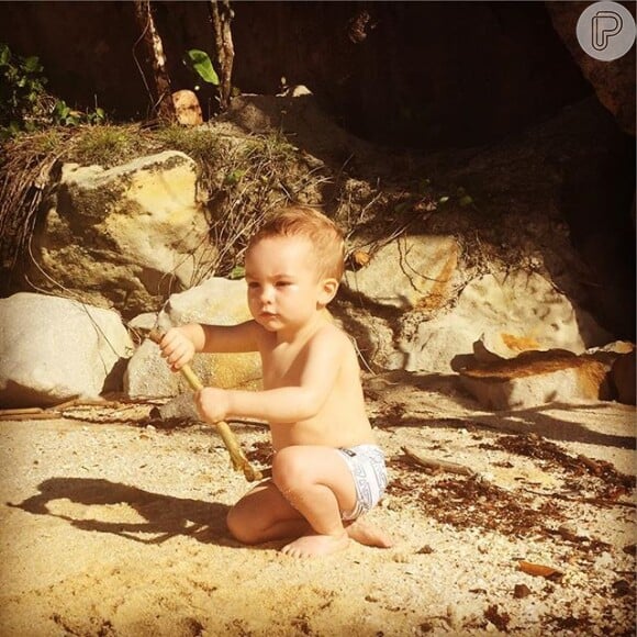 Filho da apresentadora se diverte na praia em férias recentes da família