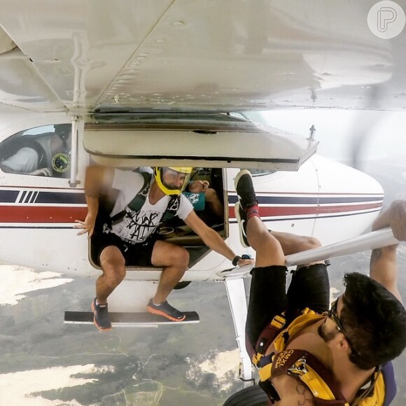 Caio Castro em salto de paraquedas feito em Santa Catarina