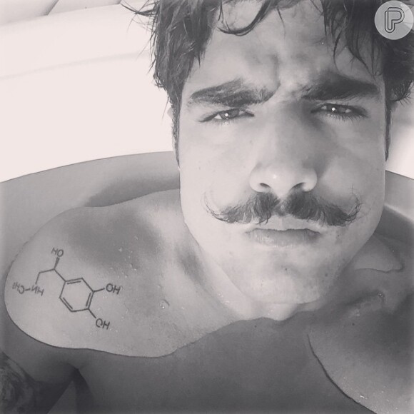 Caio Castro tem a fórmula química da adrenalina tatuada