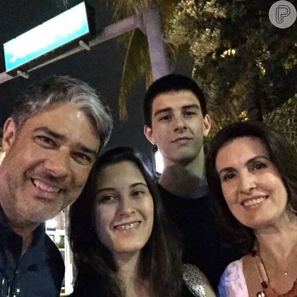 Apresentador postou, neste domingo, dia 26 de julho de 2015, foto ao lado de Fátima, Vinícius e Laura, na Flórida