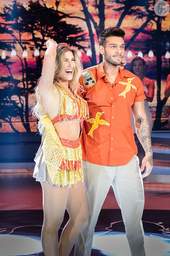 A baiana Lorena Improta dançou com Lucas Lucco  a música 'Você não vale nada', da banda Calcinha Preta