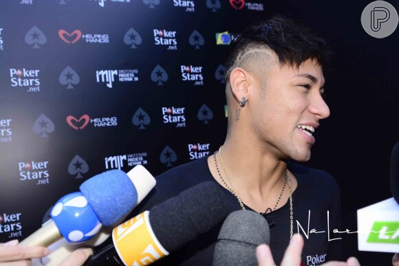 O corte novo de Neymar inclui desenhos nas laterias e na nuca 