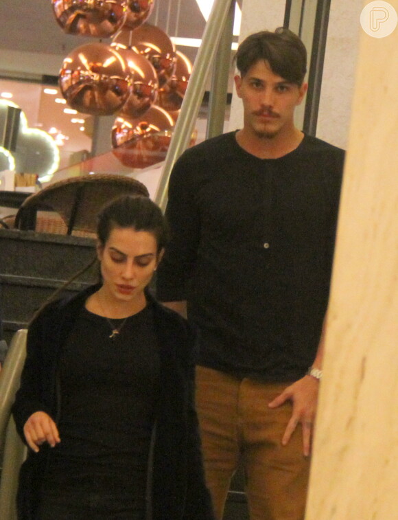 Cleo Pires usa dreadlocks nos cabelos em passeio com o namorado, Romulo Neto, neste domingo, 26 de julho de 2015