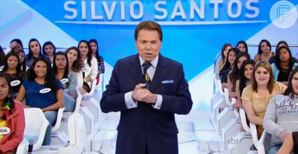 Silvio Santos anunciou no seu programa deste domingo, 26 de julho de 2015, que está em busca do terno que usou durante desfile da escola de samba, Tradição, no ano de 2001. Segundo o apresentador, será paga a recompensa de R$ 3 mil para quem encontrar a peça