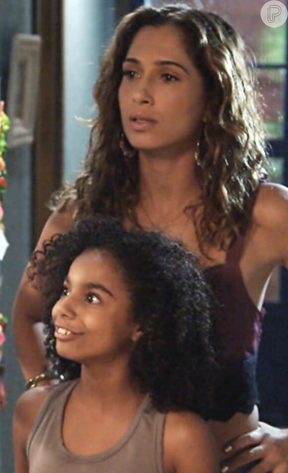 Paula (Sheron Menezzes) vai defender Regina (Camila Pitanga), após a modelo perder a guarda da filha, Júlia (Sabrina Nonato), na novela 'Babilônia'