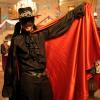 Ronaldo (Jesus Luz) vai fantasiado de Zorro à festa temática em 'Guerra dos sexos'