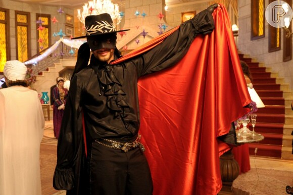 Ronaldo (Jesus Luz) vai fantasiado de Zorro à festa temática em 'Guerra dos sexos'