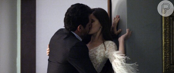 Camila Queiroz afirmou que o namorado não tem ciúmes de suas cenas ousadas em 'Verdades Secretas'