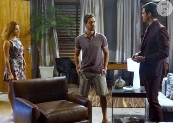 Félix (Mateus Solano) encontra Inaiá (Raquel Villar) no flat de Jacques (Julio Rocha) e fica enciumado, em 'Amor à Vida'