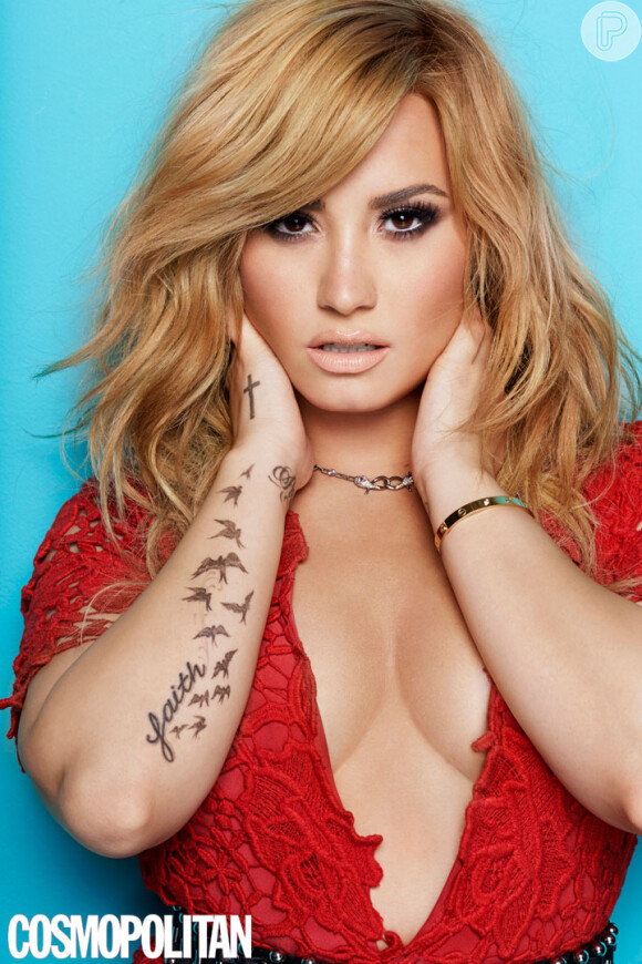 Demi Lovato faz carão e posa com um generoso decote para a Cosmopolitan