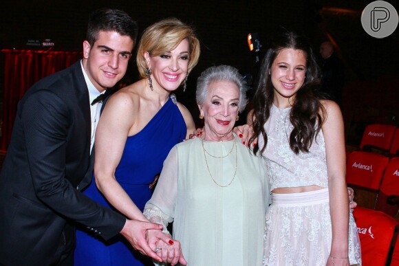 Claudia Raia posou ao lado da mãe, Odete Raia, e dos filhos, Enzo Celulari e Sophia, após a apresentação do seu espetáculo 'Raia 30 - O Musical'