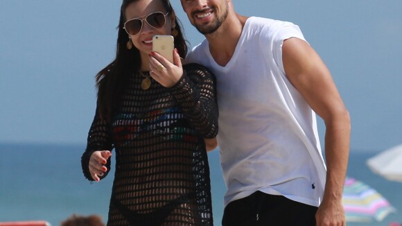 Cauã Reymond faz sucesso com fãs durante corrida na praia e posa para selfies