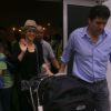 Shakira acena para paparazzo ao chegar no Aeroporto Tom Jobim, no Rio de Janeiro rumo à Colômbia