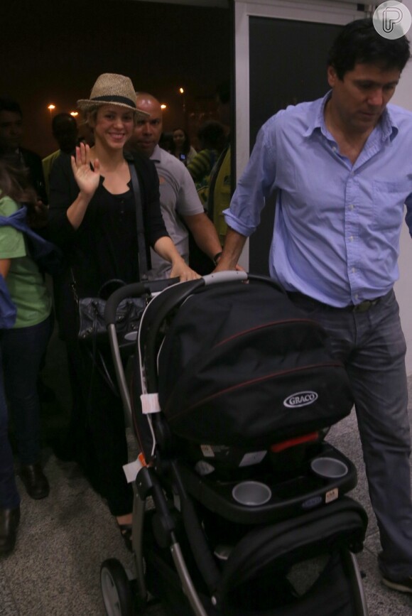 Shakira acena para paparazzo ao chegar no Aeroporto Tom Jobim, no Rio de Janeiro rumo à Colômbia