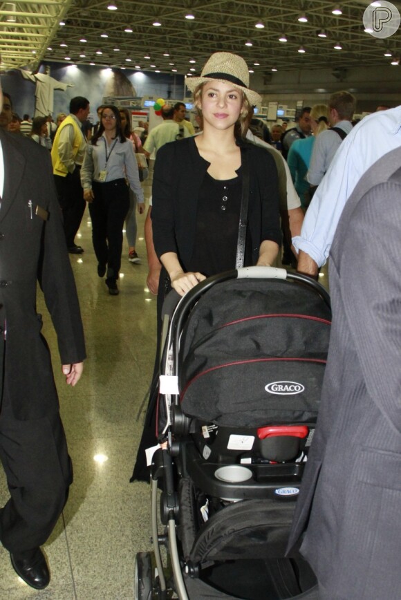 Shakira estava tranquila ao deixar o país nesta segunda-feira