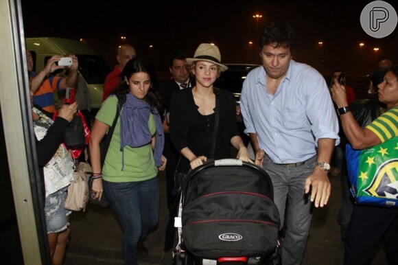 Shakira foi cercada por fãs na porta do Aeroporto Tom Jobim, no Rio. Ela deixa o país e segue rumo à Colômbia nesta segunda-feira, em 1 de julho de 2013