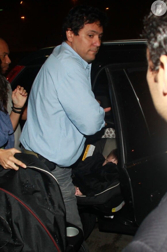 Shakira chegou com Milan no aeroporto para voar rumo à Colômbia