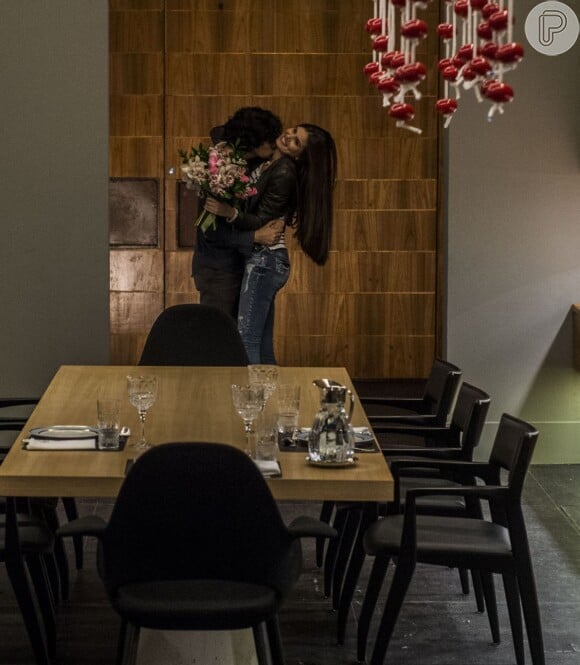 Gui (Gabriel Leone) vai à casa de Alex (Rodrigo Lombardi) fazer uma visita para Angel (Camila Queiroz): 'E aí gata? Quase morri de saudades. Flores para a dona do meu coração'