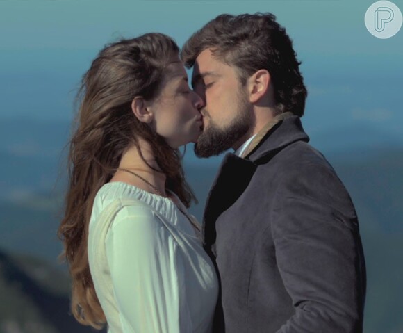 Felipe (Rafael Cardoso) está apaixonado por Lívia (Alinne Moraes), na novela 'Além do Tempo'