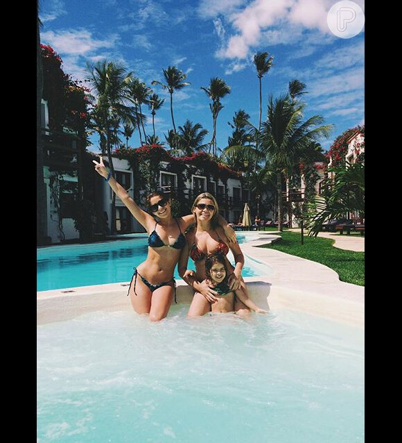 Isabella postou uma foto na piscina com a mãe a irmã caçula na tarde desta terça-feira, dia 28 de julho de 2015