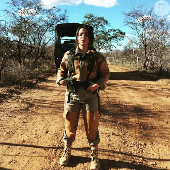 Anitta compartilhou uma foto vestida com roupas militares em seu Instagram, nesta terça-feira, dia 28 de julho de 2015