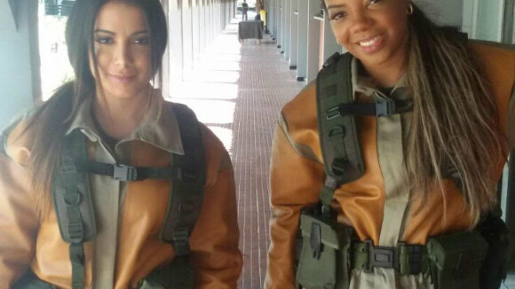 Anitta e Ludmilla posam com roupas militares no sertão nordestino: 'Aguardem'