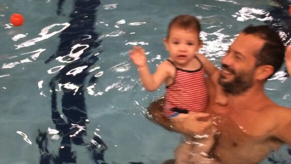 Malvino Salvador leva a filha, Ayra, à aula de natação. Veja vídeo na piscina!