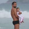 Malvino Salvador já se mostrou um pai cuidadoso e, recentemente, foi clicado segurando a pequena Ayra em passeio na praia