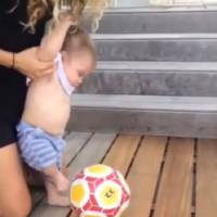 Sasha, caçula de Shakira e Piqué, completa 6 meses com chute em bola de futebol